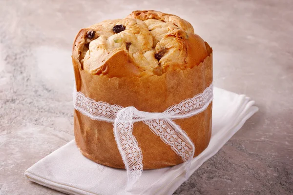 Panettone bochenek chleb słodki tradycyjnych na Boże Narodzenie — Zdjęcie stockowe