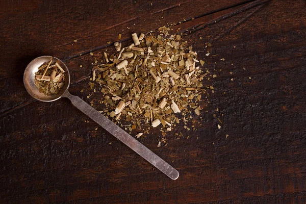 Mate con cuchara sobre fondo de madera — Foto de Stock