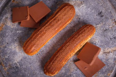 Pasta yoğunlaştırılmış süt ve çikolata ile