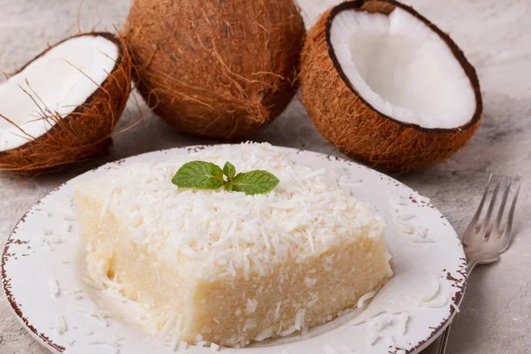 Traditionelles brasilianisches Dessert: süßer Couscous (Tapiokapudding) — Stockfoto