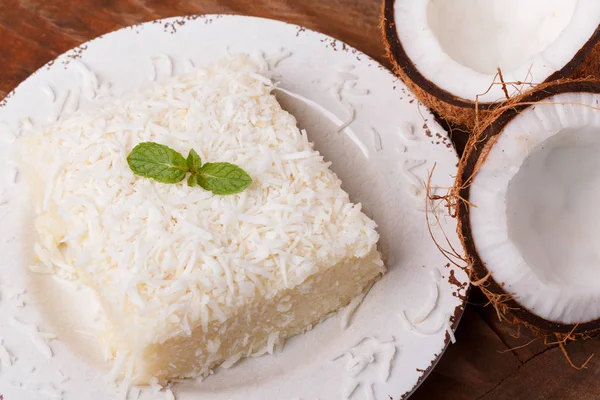 Postre tradicional brasileño: pudín de cuscús dulce (tapioca) — Foto de Stock