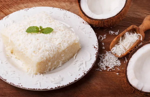 Postre tradicional brasileño: pudín de cuscús dulce (tapioca) — Foto de Stock