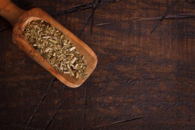 Ahşap zemin üzerine kepçe ile dostum