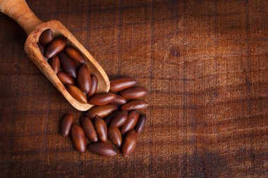 Baru badem ahşap arka plan üzerinde