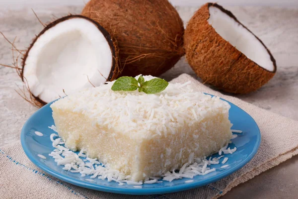 Traditionelles brasilianisches Dessert: süßer Couscous (Tapiokapudding) — Stockfoto