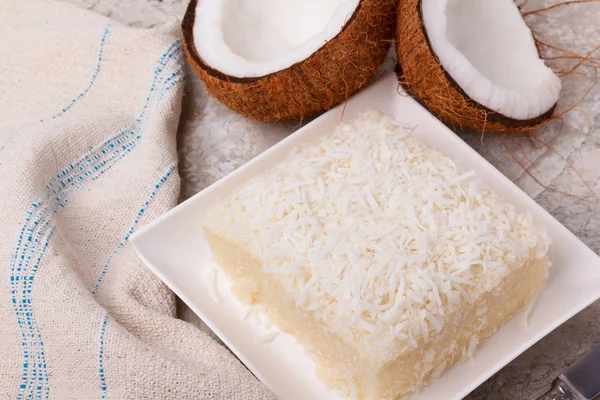 Traditionelles brasilianisches Dessert: süßer Couscous (Tapiokapudding) — Stockfoto