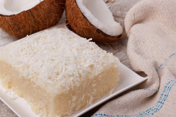 Postre tradicional brasileño: pudín de cuscús dulce (tapioca) — Foto de Stock