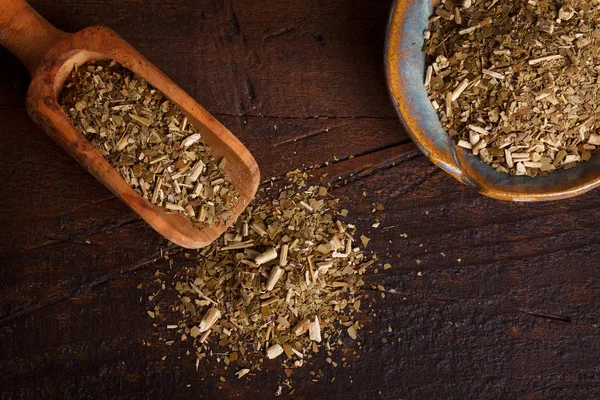 Mate con cuchara sobre fondo de madera —  Fotos de Stock