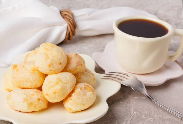 Svačinu brazilské pao de queijo (sýrový chléb) — Stock fotografie