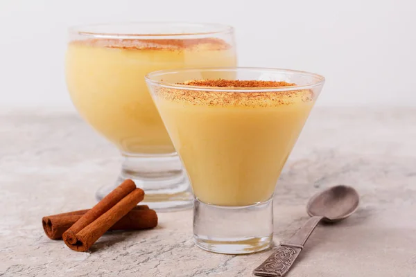 Brasilianska söt vaniljsås-liknande dessert curau de milho mousse av co Stockbild