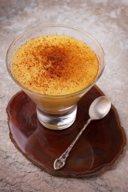 Co ve Brezilyalı şekerli muhallebi gibi tatlı curau de milho köpük