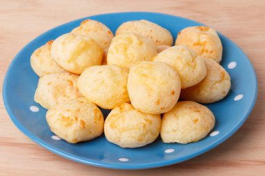 Brezilya snack plaka üzerinde peynir ekmek (pao de queijo)