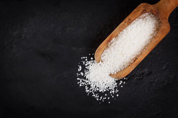 Mandioca granulada (tapioca) sobre fondo negro — Foto de Stock