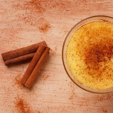 Co ve Brezilyalı şekerli muhallebi gibi tatlı curau de milho köpük