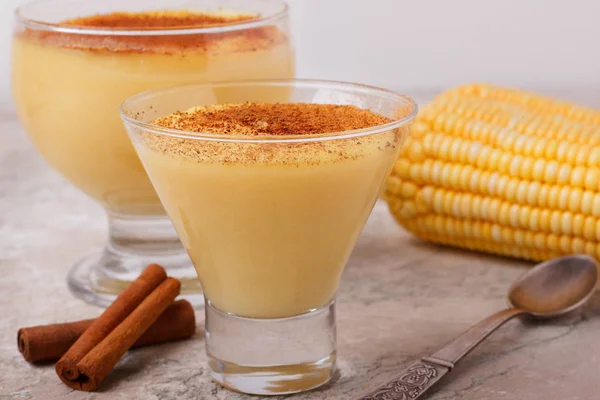 Brasilianische süße Pudding-ähnliches Dessert Curau de Milho Mousse von co — Stockfoto