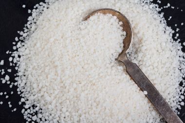 Siyah arka plan üzerine toz manyok (tapyoka)