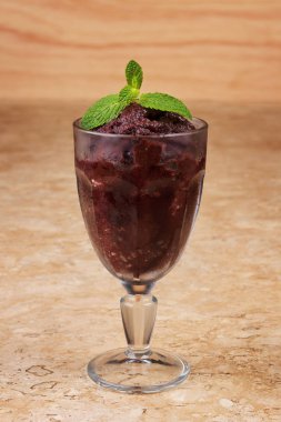 Acai pulp cam ile taze nane 