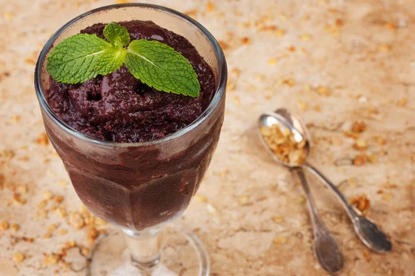 Pulpa de Acai en vidrio con menta fresca y muesli —  Fotos de Stock