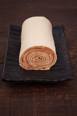 Kırmızı dut reçeli ile İsviçre rulo (kek)