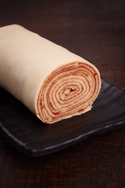 Bolo de rolo (İsviçre rulo, rulo kek) Brezilyalı tatlı 