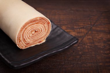 Kırmızı dut reçeli ile İsviçre rulo (kek)