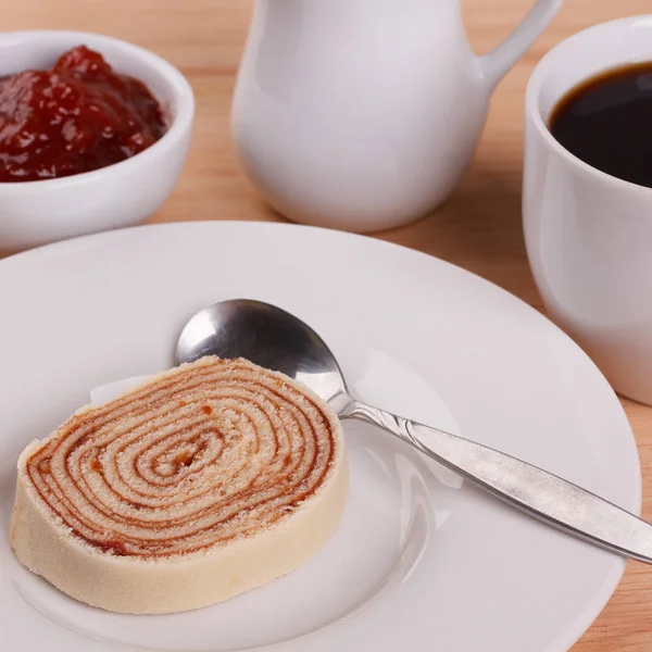 Swiss roll (cake) met rode bessen jam — Stockfoto
