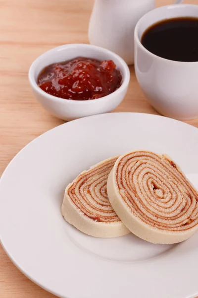 Swiss roll (cake) met rode bessen jam — Stockfoto