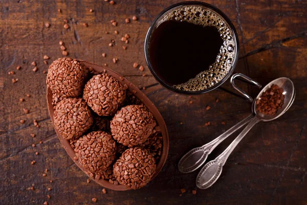 Œuf en chocolat avec remplissage pour Pâques sur fond en bois — Photo