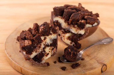 Çikolata yumurta Paskalya için üzerinde ahşap arka plan doldurarak ile. Seçici odak