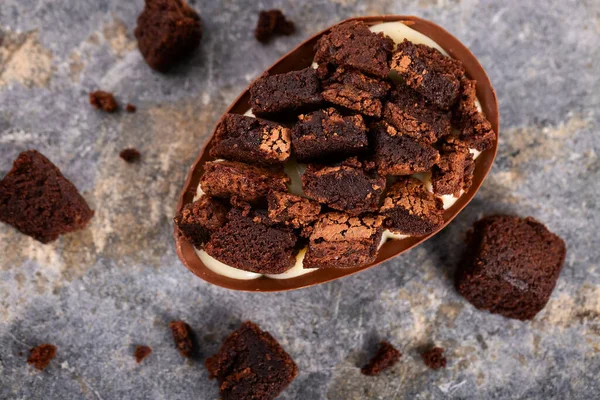 Ovo Chocolate Com Recheio Brownie Para Páscoa Foco Seletivo — Fotografia de Stock