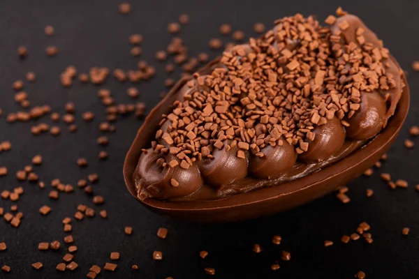 Ovo Chocolate Com Recheio Para Páscoa Fundo Preto Foco Seletivo — Fotografia de Stock