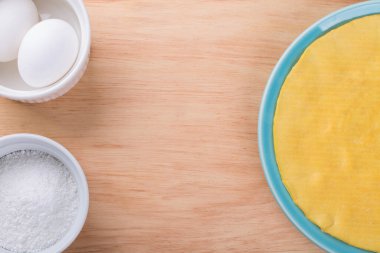 Crepioca pişirmek - ahşap arka planda glütensiz manyok krepi (tapyoka). Seçici odaklanma. Boşluğu kopyala