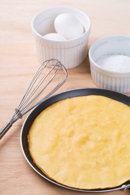 Crepioca pişirmek - ahşap arka planda glütensiz manyok krepi (tapyoka). Seçici odak