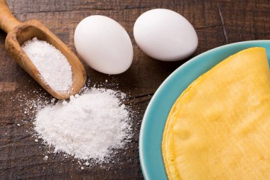 Crepioca pişirmek - ahşap arka planda glütensiz manyok krepi (tapyoka). Seçici odak