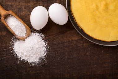 Crepioca pişirmek - ahşap arka planda glütensiz manyok krepi (tapyoka). Seçici odaklanma. Boşluğu kopyala