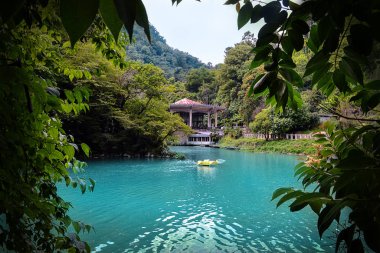 Abhazya 'daki Turkuaz dağ nehirleri