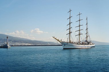 Gemi Novorossiysk Körfezi 'ne yaklaşıyor.