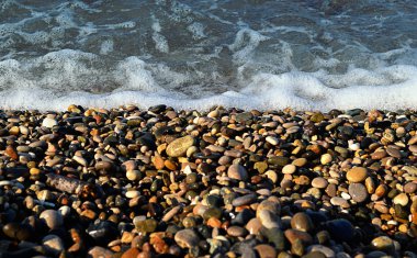 Karadeniz kıyısında çakıl taşları
