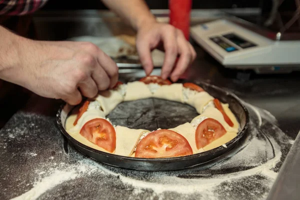 Chef fazendo uma pizza — Fotografia de Stock