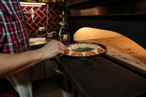 Chef fazendo uma pizza — Fotografia de Stock