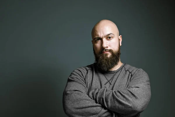 Brutal careca homem com uma barba — Fotografia de Stock