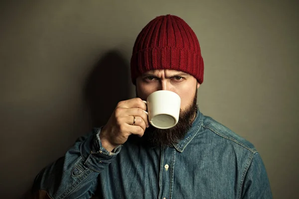 Brutal hombre con barba bebiendo café —  Fotos de Stock