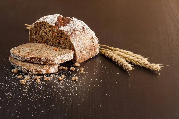 Traditionelles Brot auf Holztisch — Stockfoto