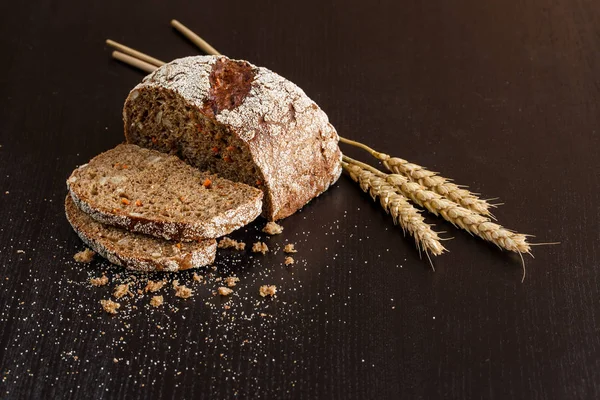 Pão tradicional na mesa de madeira — Fotografia de Stock