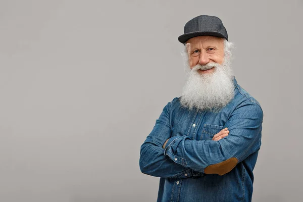 Velho com uma longa barba — Fotografia de Stock