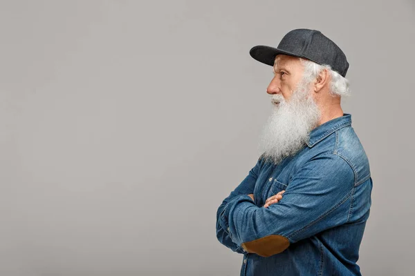 Velho com uma longa barba — Fotografia de Stock