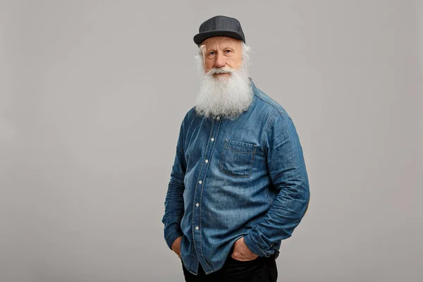 Velho com uma longa barba — Fotografia de Stock