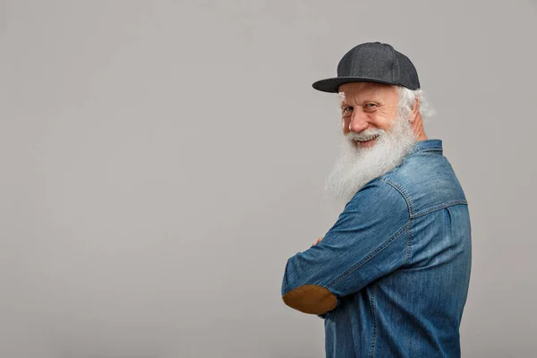 Velho com uma longa barba — Fotografia de Stock