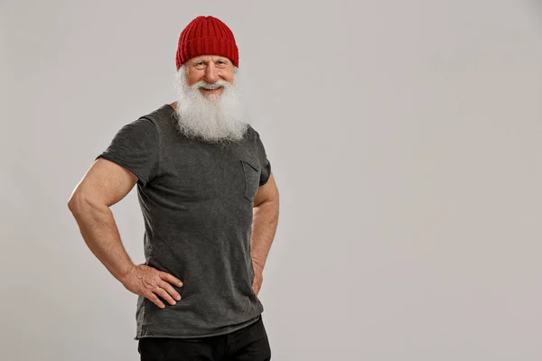 Velho com uma longa barba — Fotografia de Stock