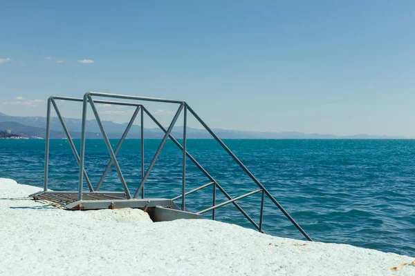 Trappen op de pier in de zee — Stockfoto